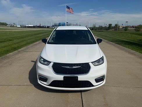 Used 2024 Chrysler Pacifica Touring-L FWD image 12