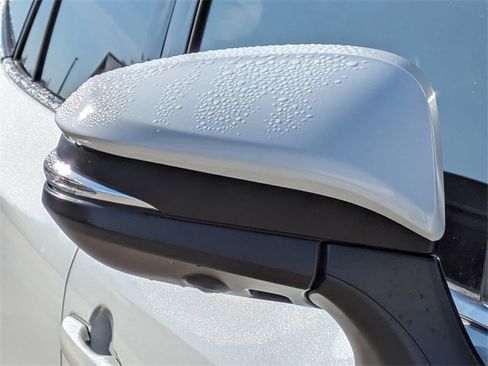 Used 2021 Toyota Venza Limited image 12