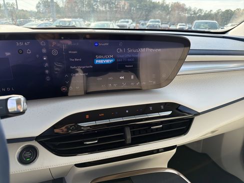 Used 2025 Buick Enclave Avenir w/ Super Cruise Package image 29