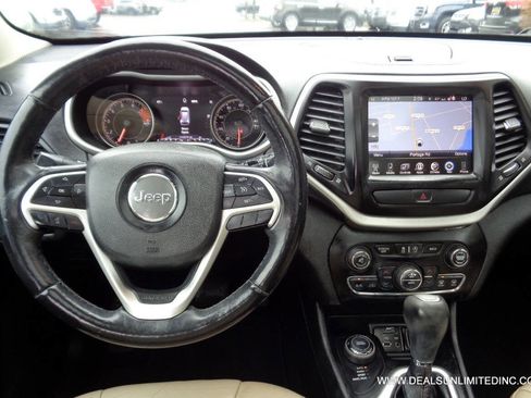 Used 2017 Jeep Cherokee Limited image 11