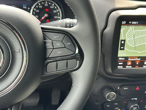 Used 2022 Jeep Renegade Altitude AWD/4WD image 17
