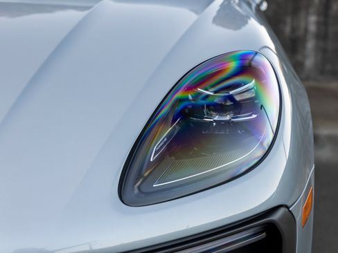 Certified 2025 Porsche Macan image 16