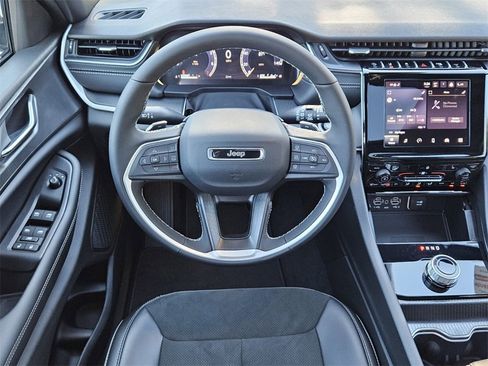New 2025 Jeep Grand Cherokee Altitude image 12