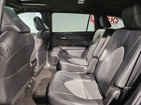 Used 2025 Toyota Highlander XSE AWD/4WD image 36