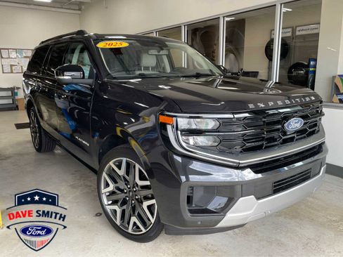 Used 2025 Ford Expedition Max Platinum w/ Platinum Ultimate Package AWD/4WD image 2