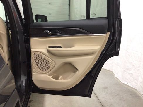 Used 2025 Jeep Grand Cherokee Limited AWD/4WD image 27