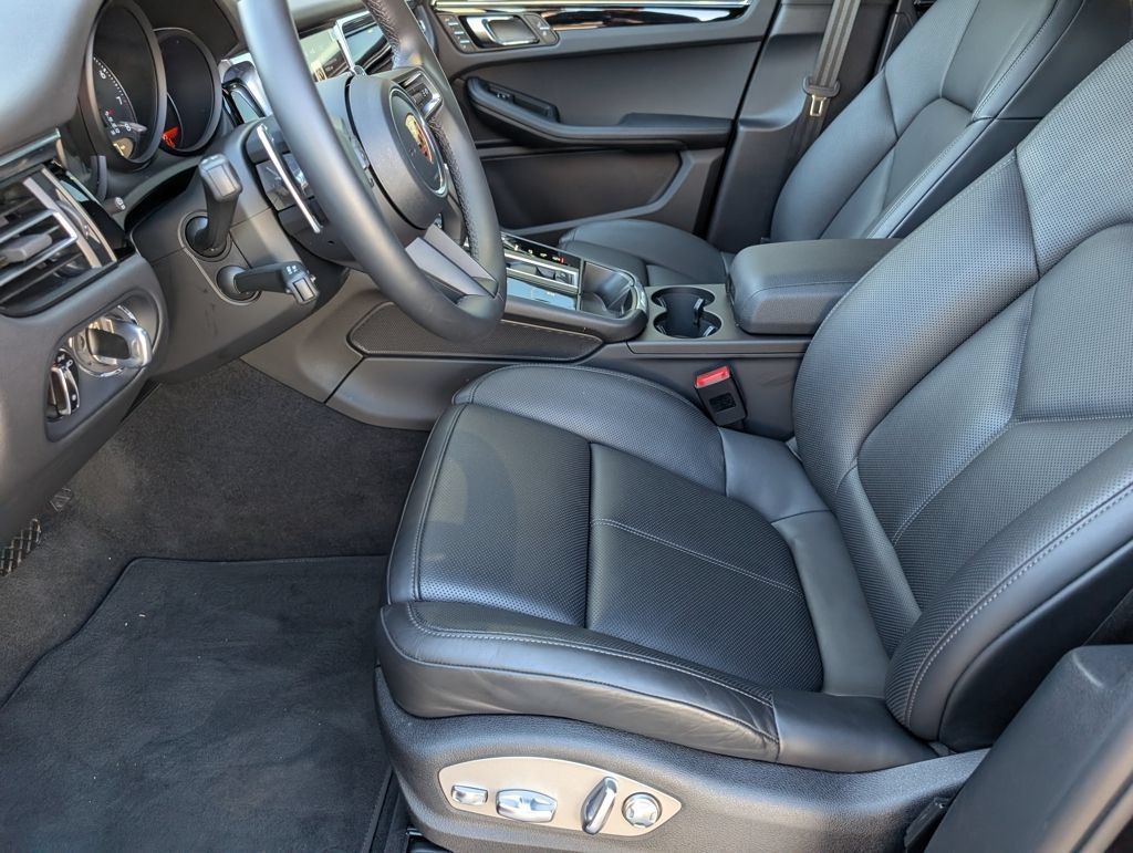 Certified 2025 Porsche Macan AWD/4WD image 25