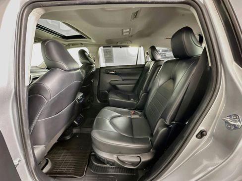Used 2021 Toyota Highlander XLE AWD/4WD image 29