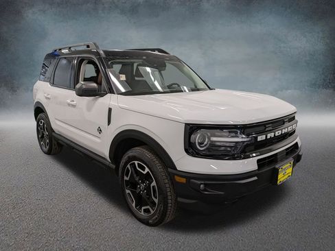 Used 2023 Ford Bronco Sport Outer Banks w/ Tech Package AWD/4WD image 3