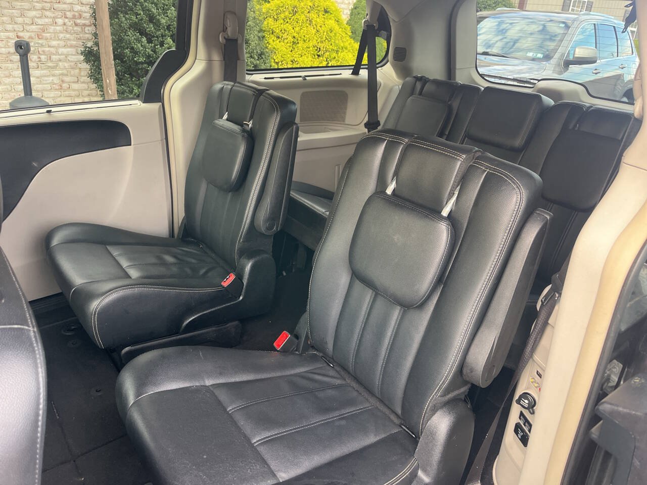 Used 2015 Chrysler Town & Country Touring FWD image 22