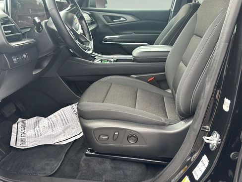 Used 2025 Chevrolet Traverse LT AWD/4WD image 13