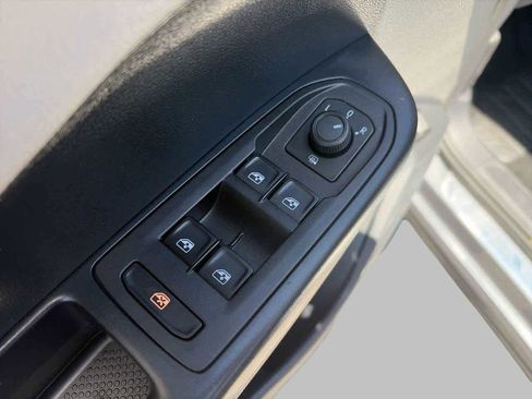 Used 2024 Volkswagen Taos SE w/ Panoramic Sunroof Package AWD/4WD image 15