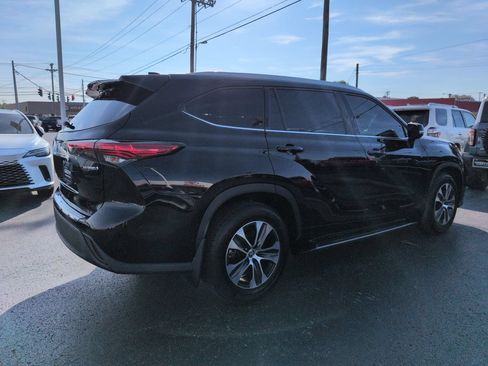 Used 2022 Toyota Highlander XLE FWD image 5