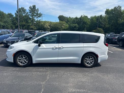 Used 2024 Chrysler Pacifica Touring-L FWD image 6