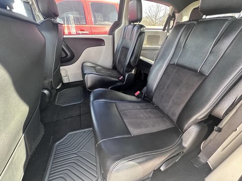 Used 2020 Dodge Grand Caravan SXT image 4