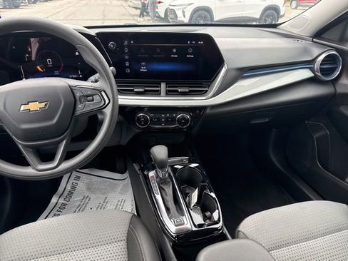 Used 2025 Chevrolet Trax LT FWD image 19
