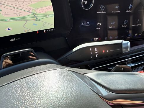 Used 2025 Chevrolet Traverse RS image 10