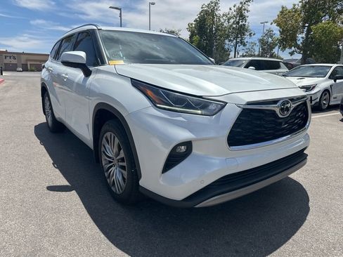 Used 2022 Toyota Highlander Platinum FWD image 3