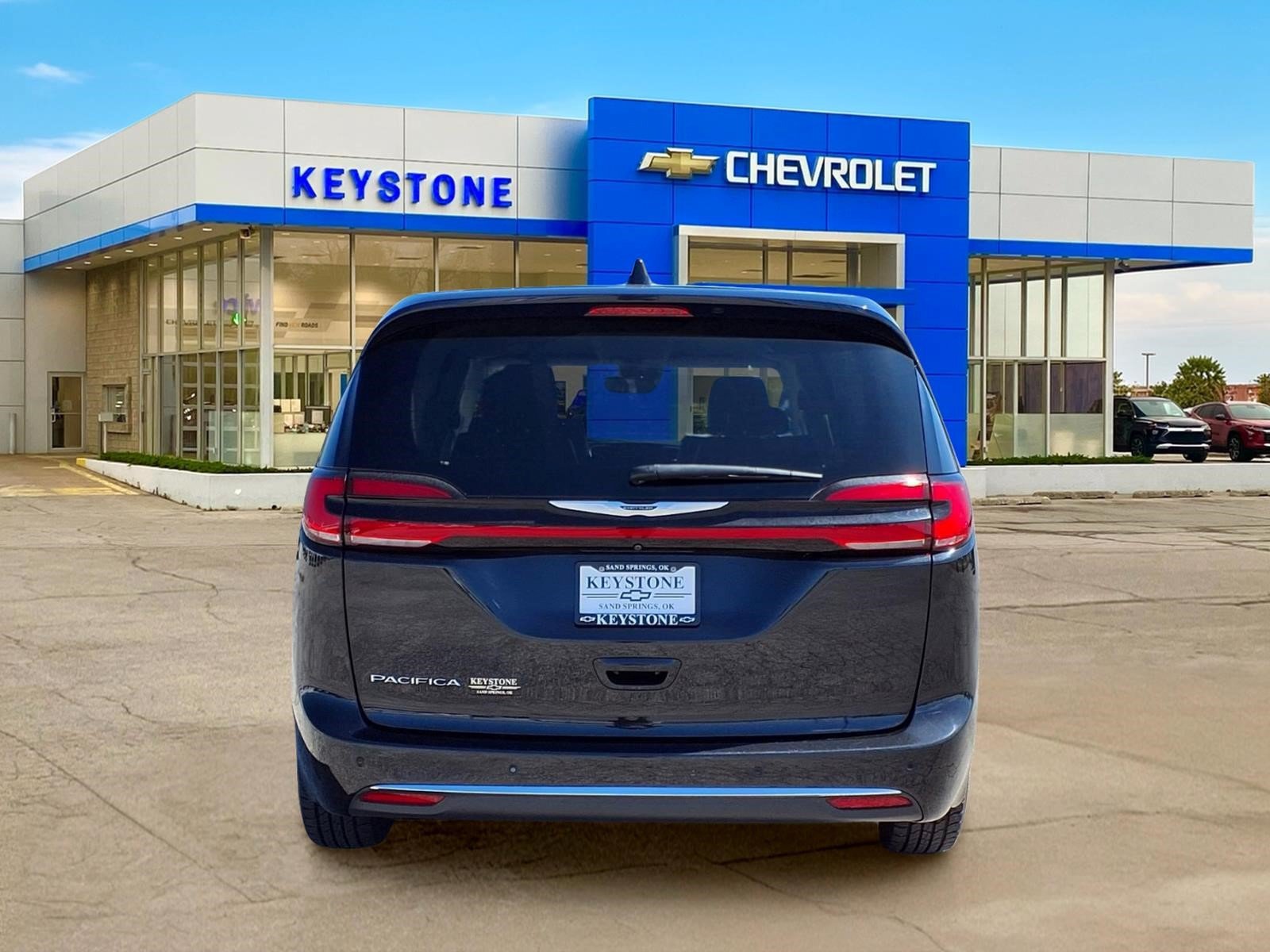 Used 2023 Chrysler Pacifica Touring-L FWD image 6