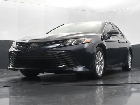 Used 2018 Toyota Camry LE image 35