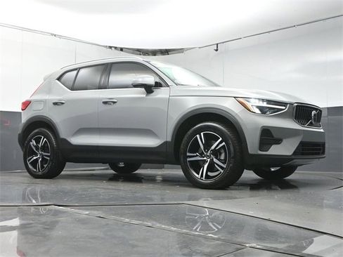 Used 2025 Volvo XC40 B5 Core image 41