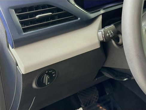 Certified 2023 Volkswagen Taos SE image 13