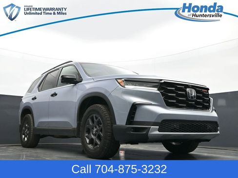Used 2025 Honda Pilot TrailSport image 26