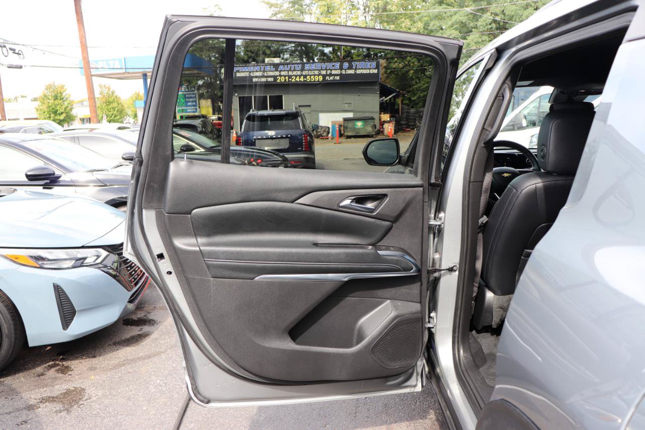 Used 2025 Chevrolet Traverse LT FWD image 29