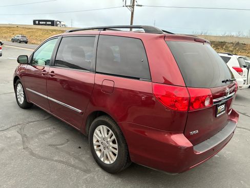 Used 2010 Toyota Sienna XLE image 4