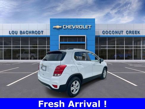 Used 2022 Chevrolet Trax LT w/ LT Convenience Package image 8