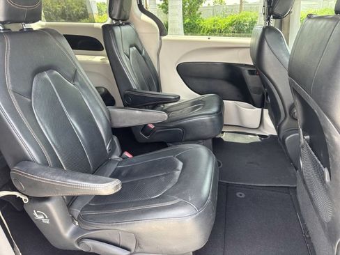 Used 2020 Chrysler Pacifica Touring-L FWD image 18