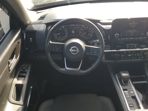 Used 2024 Nissan Pathfinder SV image 16