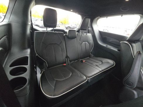 Used 2024 Chrysler Pacifica Premium image 15