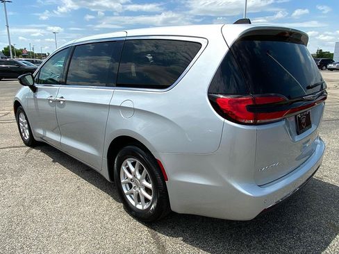 Used 2024 Chrysler Pacifica Touring-L FWD image 3
