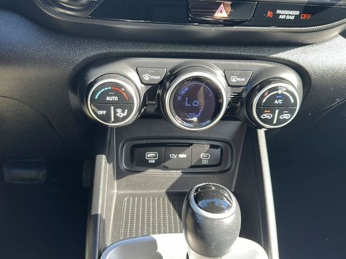 Used 2023 Hyundai Venue SEL FWD image 29