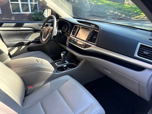 Used 2018 Toyota Highlander XLE AWD/4WD image 12