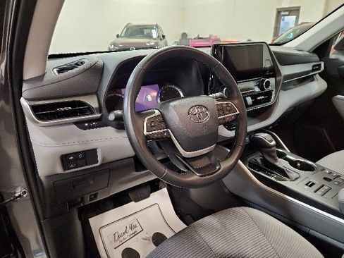 Used 2023 Toyota Highlander LE AWD/4WD image 12