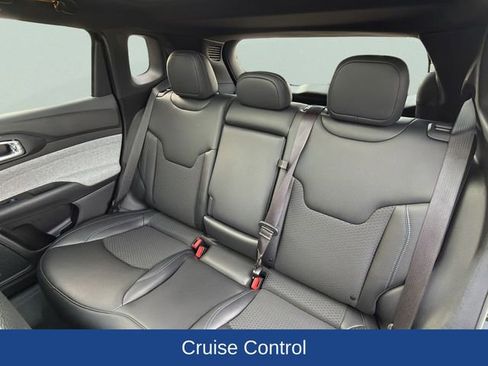 Used 2025 Jeep Compass Latitude w/ Sun & Sound Group AWD/4WD image 18