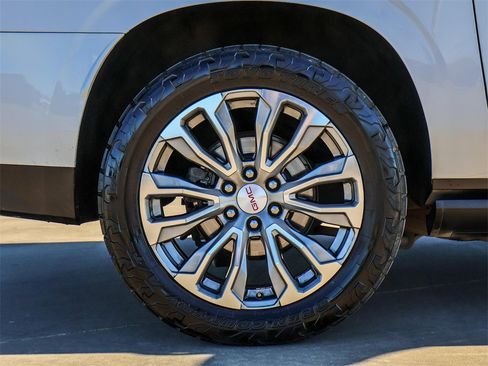 Used 2022 GMC Yukon XL Denali w/ Denali Ultimate Package image 9