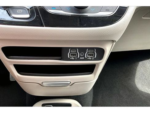 Used 2024 Chrysler Pacifica Touring-L FWD image 27