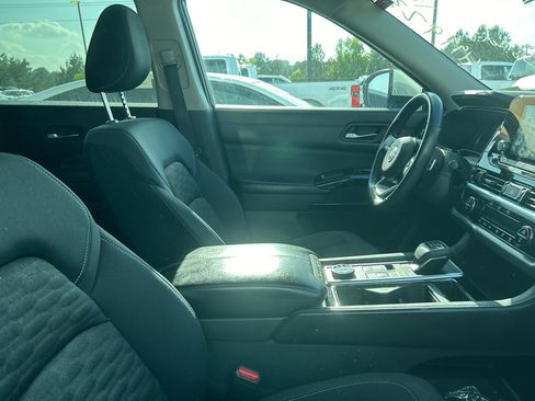 Used 2022 Nissan Pathfinder SV w/ SV Premium Package AWD/4WD image 3
