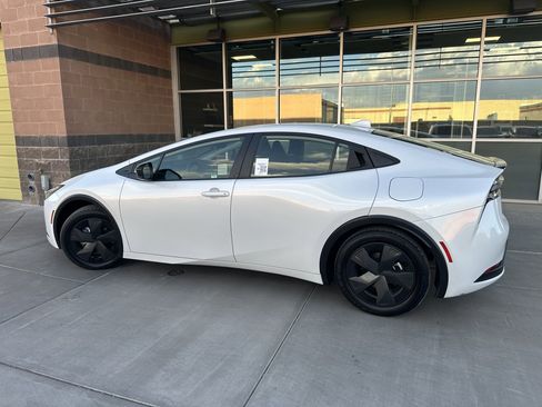 Used 2024 Toyota Prius Prime SE image 4