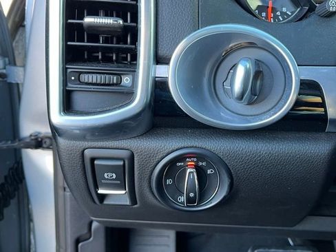 Used 2018 Porsche Cayenne Platinum Edition image 22