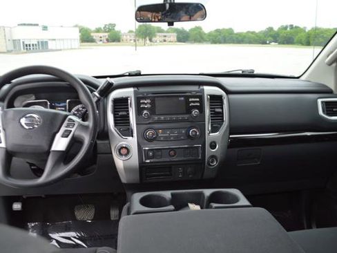 Used 2017 Nissan Titan SV image 15