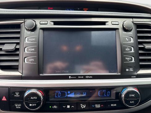 Used 2019 Toyota Highlander XLE AWD/4WD image 25