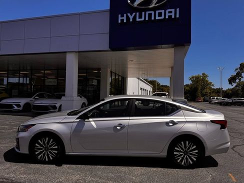 Used 2025 Nissan Altima 2.5 SV FWD image 2
