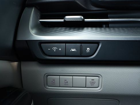 Used 2023 Kia Carnival LX FWD image 15