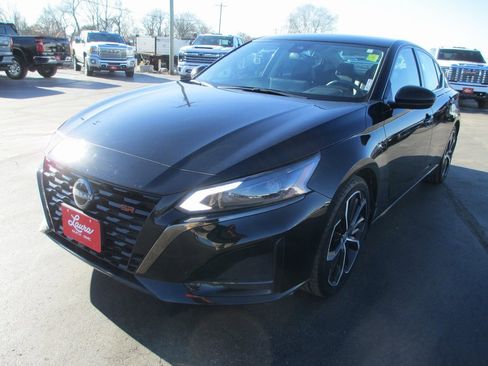 Used 2023 Nissan Altima 2.5 SR w/ SR Premium Package image 9