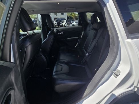 Used 2020 Jeep Cherokee Latitude Plus image 15