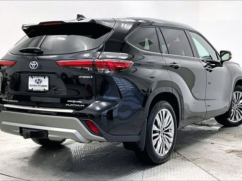 Used 2023 Toyota Highlander Platinum image 2